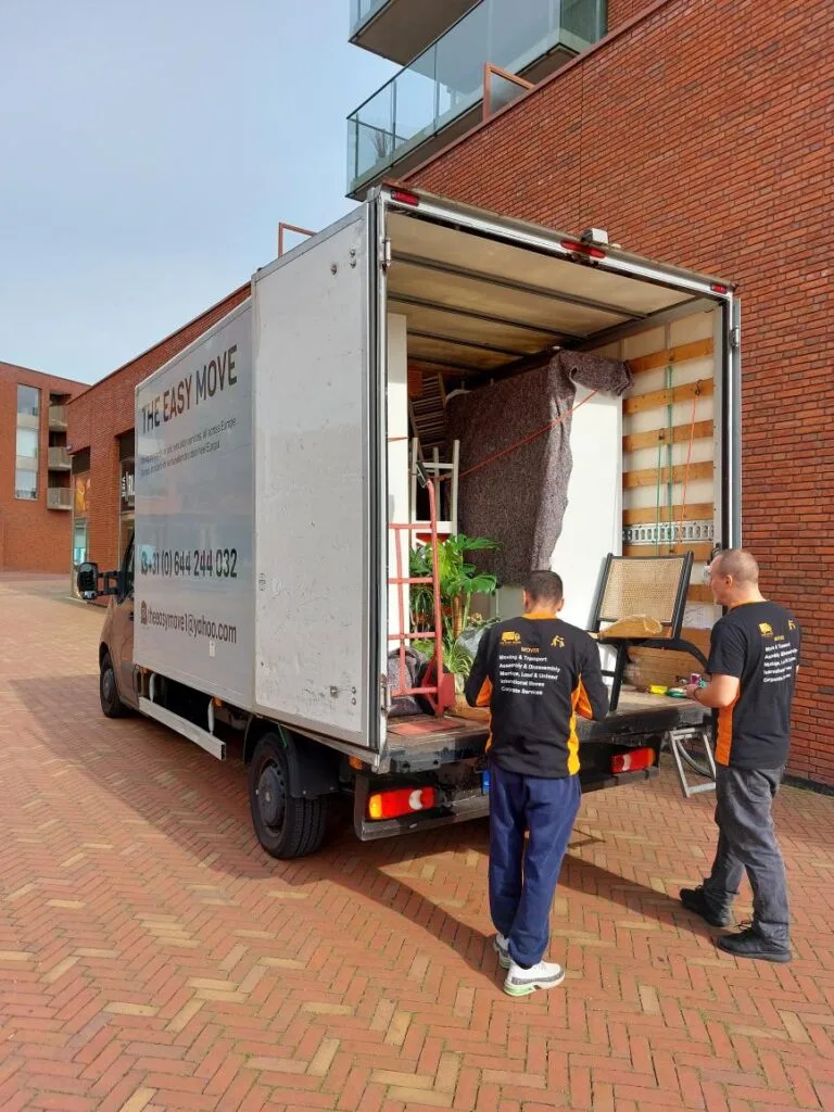 Fahrer steht neben dem Amsterdamer Umzugswagen, bereit für den Full-Service-Umzug