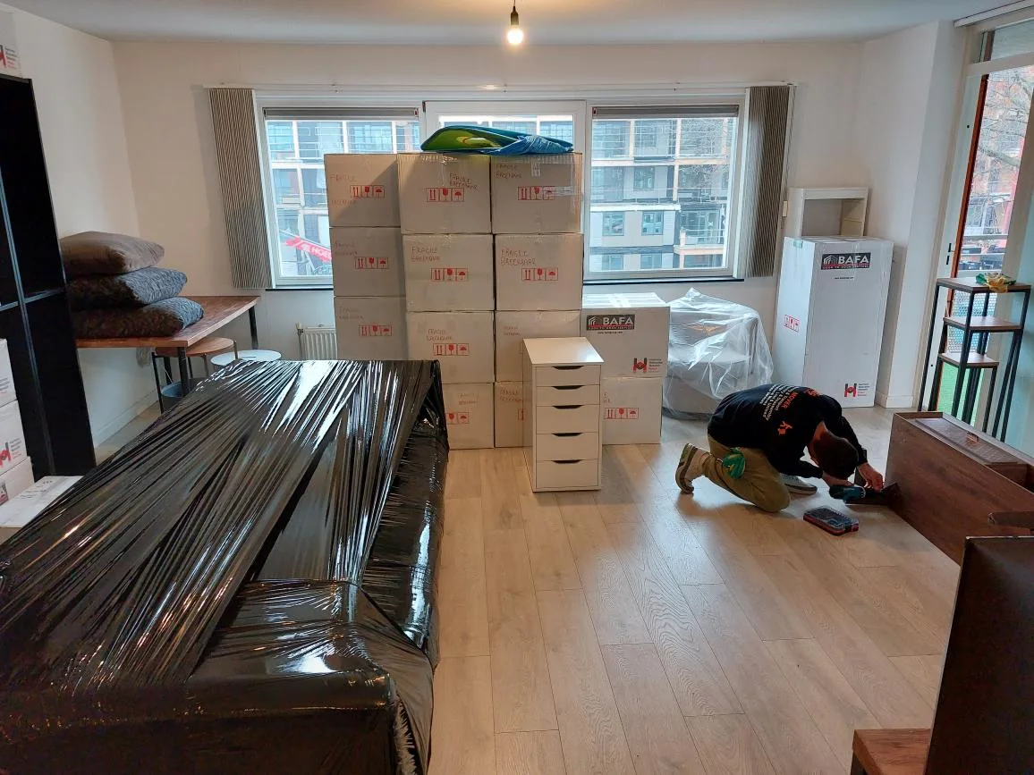 amstedam van Movers unloading boxes during a full-amsterdam service move
